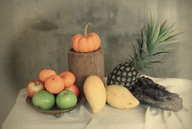 Natürmort elma, ananas, kabak ve mango vintage tarzı