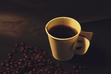 dumanı tüten kahve kağıt bardak ve fasulye vintage tarzı