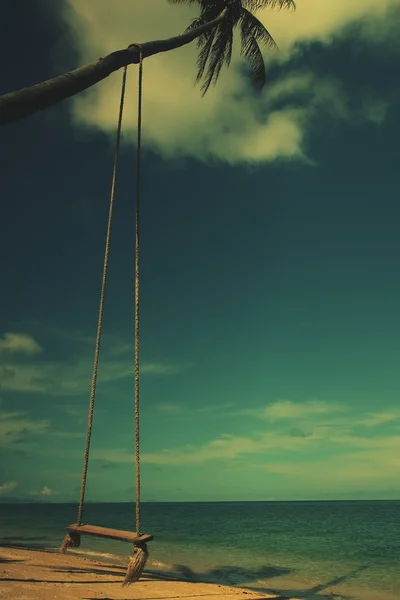 Swing hang from coconut tree over beach in vintage style — Stock Photo, Image