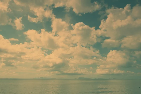 Blick auf das Meer mit großen weißen Wolken im Vintage-Stil — Stockfoto