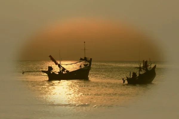 Impresionante puesta de sol dorada sobre el mar y el cielo en estilo vintage — Foto de Stock