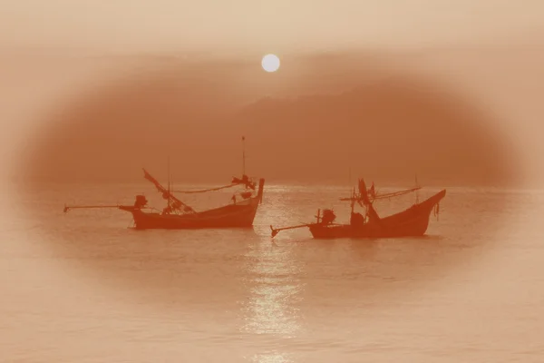 Impresionante puesta de sol dorada sobre el mar y el cielo en estilo vintage — Foto de Stock