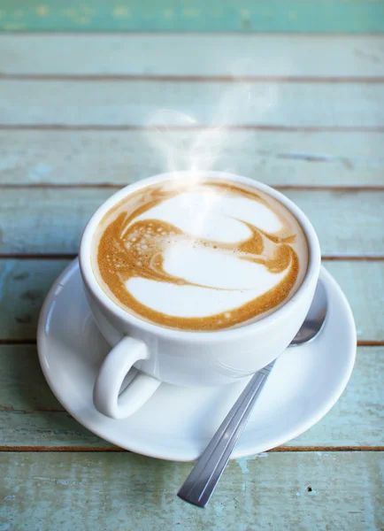 Srdce latte umění káva pohár na dřevěný stůl grunge — Stock fotografie
