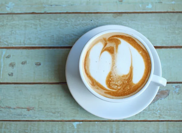 Hearts latte art coffee cup on grunge wood table — Stock Photo, Image