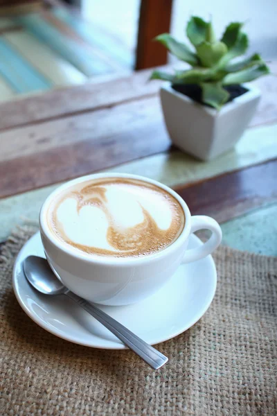 Hearts latte art coffee cup on grunge wood table — Stock Photo, Image