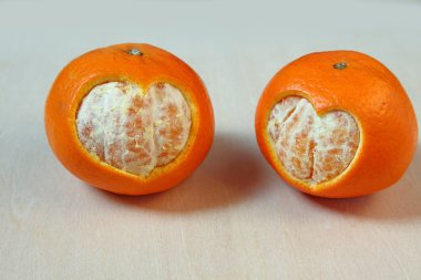 mandalina tatlım ve kalp modearn ahşap masa üzerinde şekil.