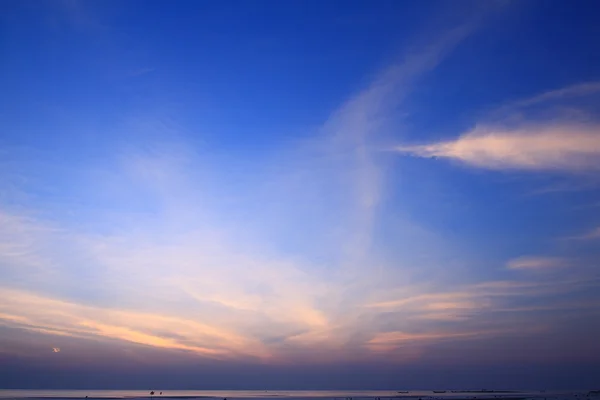 Blå himmel i gryningen — Stockfoto