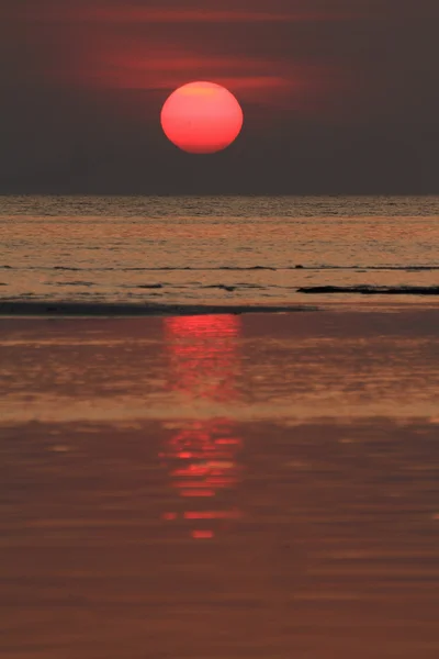 Coucher de soleil rouge avec effet de lumière dorée — Photo