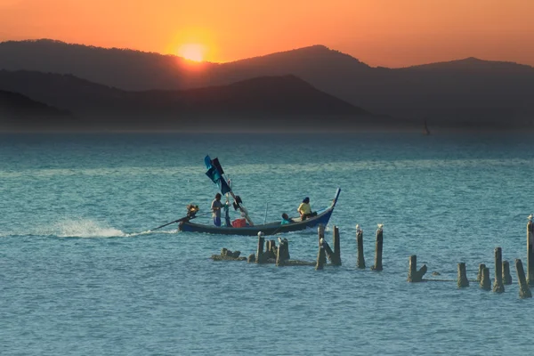 Dramatyczne tropikalne niebo zachód słońca i morza z łodzi rybackich o zmierzchu — Zdjęcie stockowe