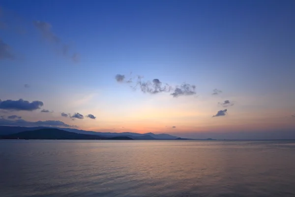 Dramatik tropikal günbatımı gökyüzü ve deniz alacakaranlıkta — Stok fotoğraf