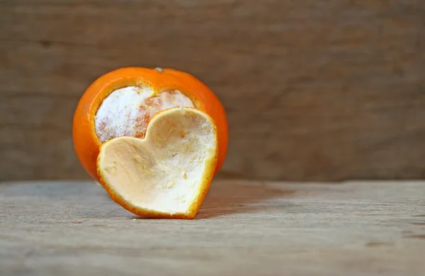 Μέλι tangerines και σχήμα καρδιάς στο παλαιό ξύλινο τραπέζι. — Φωτογραφία Αρχείου
