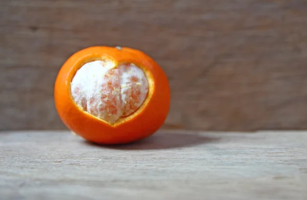 Mandarines au miel et forme de coeur sur une table en bois antique . — Photo