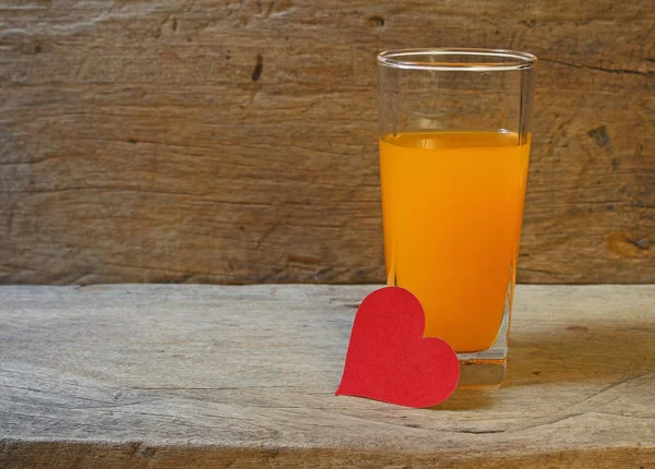 Honey tangerines juice with heart shape paper on antique wooden table. — Stock Photo, Image