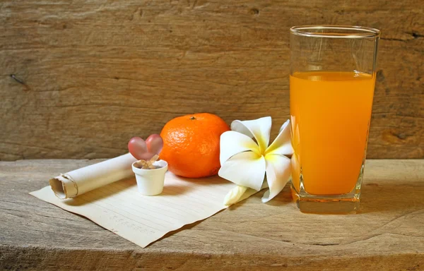 Jugo de mandarinas de miel con forma de corazón y papel grunge en mesa de madera antigua . —  Fotos de Stock