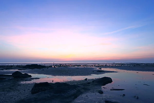Cielo del atardecer reflexión sobre playa de arena marina — Foto de Stock