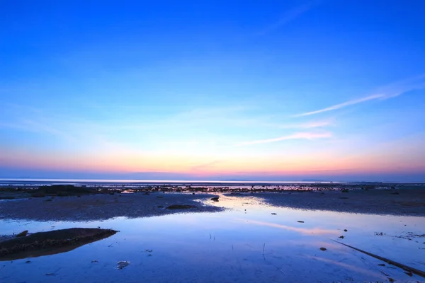 Cielo del atardecer reflexión sobre playa de arena marina — Foto de Stock