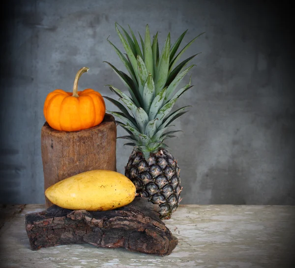Bodegón calabaza, piña y mango frutas en tablero de madera antigua —  Fotos de Stock