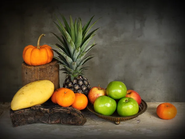Bodegón manzana, piña, calabaza, mandarina y mango —  Fotos de Stock