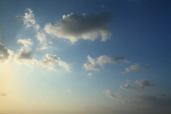 Cielo azul y nubes blancas hinchadas fondo al atardecer —  Fotos de Stock