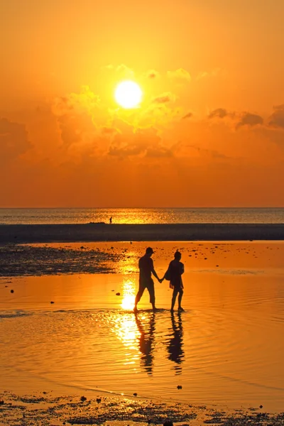 上海滩夕阳与金黄色的光线效果的情人 — 图库照片