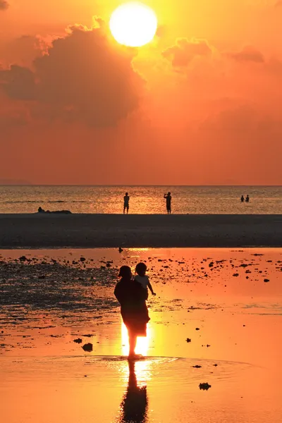 Pôr do sol vermelho com efeito de luz dourada sobre a praia — Fotografia de Stock