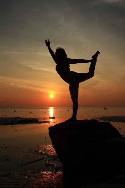 Silueta yoga chica por la playa al amanecer haciendo Señor de la Baile Pose — Foto de Stock