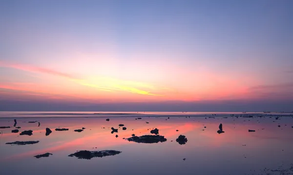 Cielo atardecer reflejo sobre el mar claro — Foto de Stock