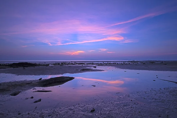 Cielo del atardecer reflexión sobre playa de arena marina —  Fotos de Stock