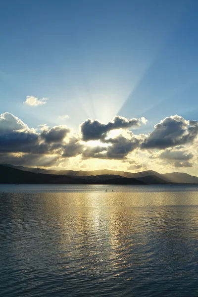 Dramático cielo tropical y mar al atardecer — Foto de Stock