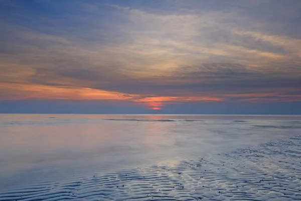 Wschód słońca plaży z dramatyczne niebo i morze — Zdjęcie stockowe