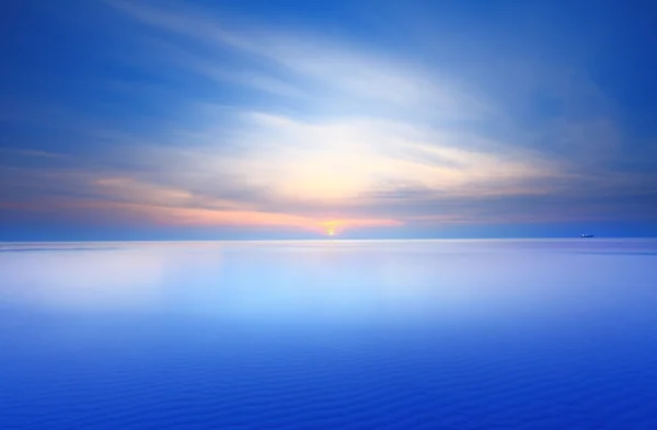 Modré moře a nebe při západu slunce — Stock fotografie
