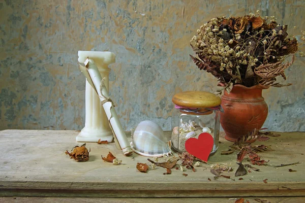 Still life with red heart,candle, seashell,dry roses and grunge paper — Stock Photo, Image