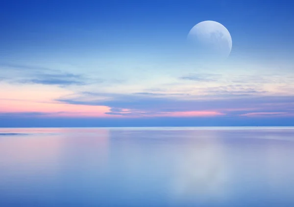 Sonnenaufgang am Strand mit dramatischem Himmel, Meer und Mond — Stockfoto