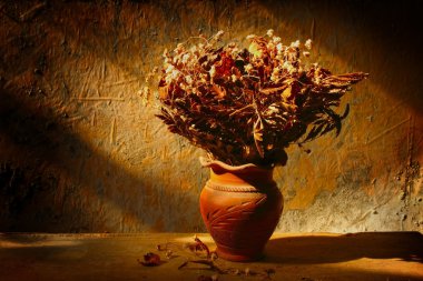 Natürmort grunge ile kil vazoda kurutulmuş gül buket