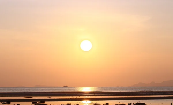 धूळ येथे पॅनोरॅमिक नाटकीय उष्णकटिबंधीय सूर्यास्त आकाश आणि समुद्र — स्टॉक फोटो, इमेज