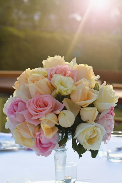 Buquê de rosas organizar para decoração de mesa de casamento no jardim — Fotografia de Stock