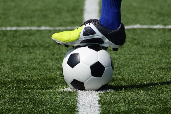 I piedi del giocatore di calcio sulla palla — Foto Stock