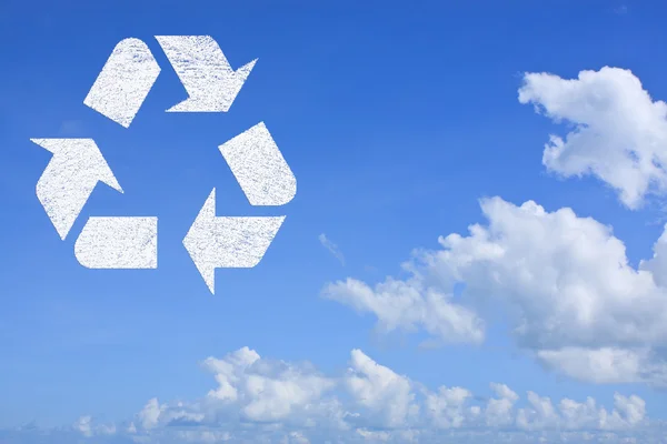 Ícone reciclar símbolo no fundo do céu azul — Fotografia de Stock