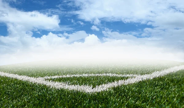 Hoek voetbal groen grasveld met blauwe hemel witte wolken — Stockfoto