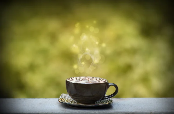 Утренний кофе в зеленом саду — стоковое фото