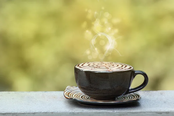 Ранкова кава в зеленому саду — стокове фото
