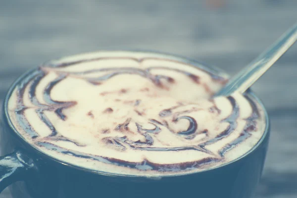 Šálek kávy latte art na grunge dřevěný stůl v retro stylu — Stock fotografie