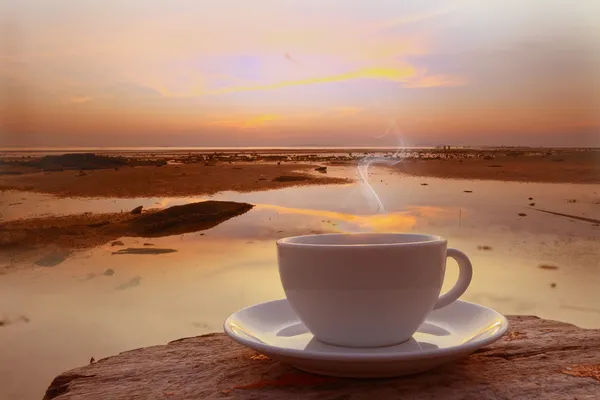 Deniz manzarası bakan terasta sabah kahve fincanı — Stok fotoğraf