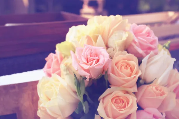 Ramo de rosas vintage organizar la decoración de la boda en el jardín — Foto de Stock