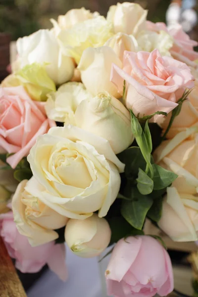 Ramo de rosas organizar la decoración de la boda en el jardín — Foto de Stock