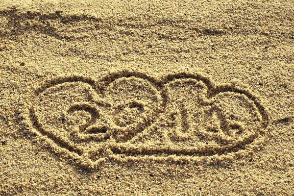 Icona a forma di cuore con 2014 disegnato sulla sabbia della spiaggia — Foto Stock