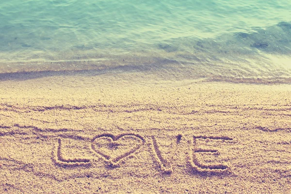 Testo d'amore scritto sulla sabbia della spiaggia — Foto Stock