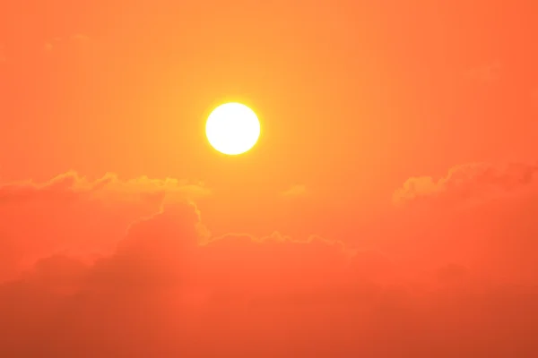 Rød solnedgang og skyskapbaggrund - Stock-foto