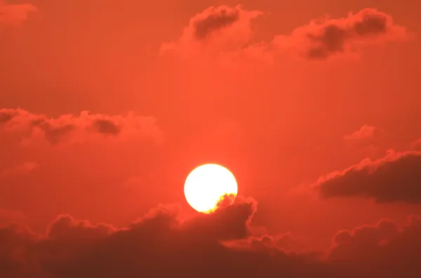 Rød solnedgang og skyskapbaggrund - Stock-foto