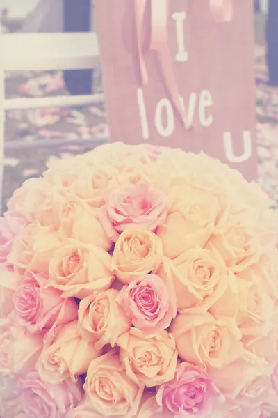 Ročník růže kytice zařídí svatební dekorace v zahradě — Stock fotografie